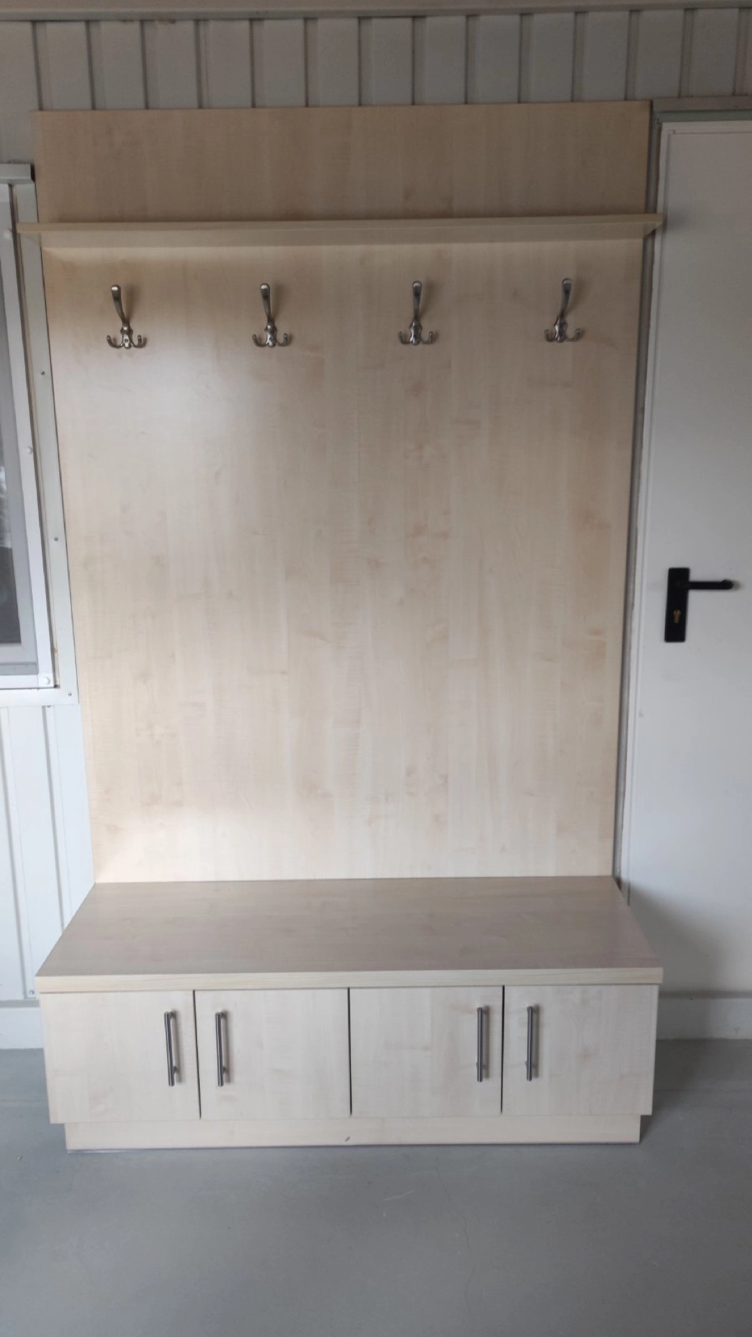 Egyedi szabású fából készült szekrény